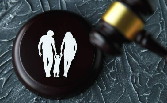 Jakie są kluczowe kwestie prawne przy ustalaniu miejsca pobytu dziecka?