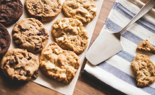 Jakie akcesoria cukiernicze ułatwiają pracę z czekoladą?