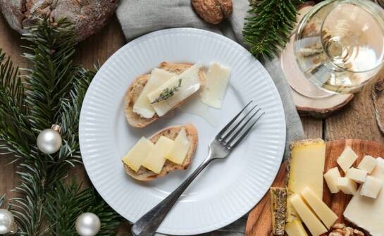 Jak deska drewniana do serów może podkreślić smak i aromat różnych rodzajów sera?