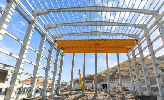 Jakie technologie wspierają projektowanie hal stalowych?