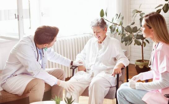 Jak skutecznie dobierać terapie w ramach rehabilitacji domowej dla osób starszych?