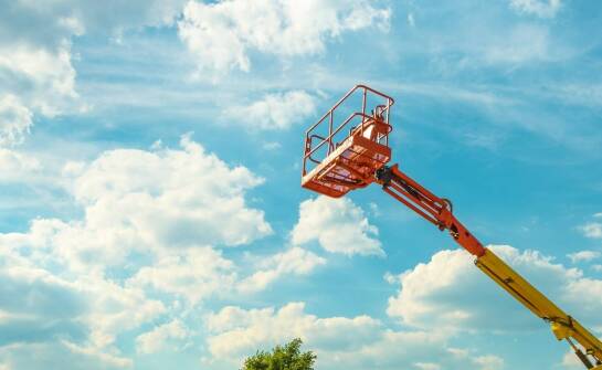 Różnorodność podnośników koszowych dostępnych do wynajmu - co warto wiedzieć?