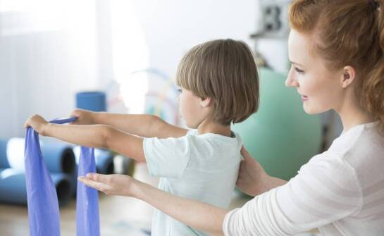 Jakie są wyzwania i rozwiązania w organizacji rehabilitacji domowej dla dzieci?