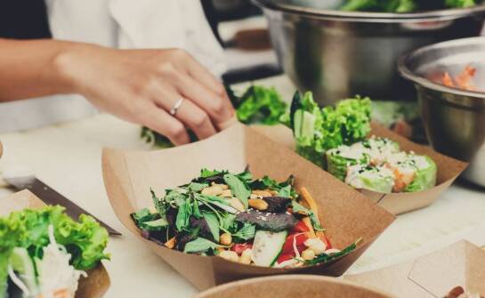 Jak opakowania cateringowe mogą wspierać ekologiczne inicjatywy w gastronomii?