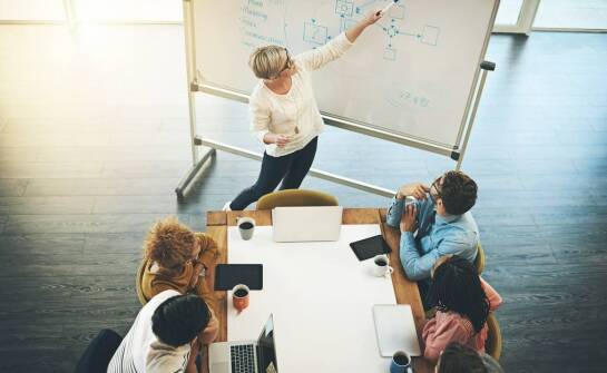 Jakie umiejętności rozwijają szkolenia kadrowe w kontekście obsługi klienta?