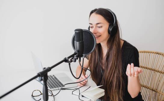 Wybór lektora książek – kluczowe cechy idealnego głosu do narracji