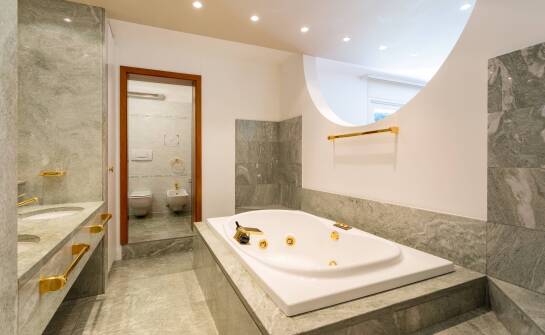 Efektowne połączenia kolorystyczne z użyciem złotej baterii wannowej