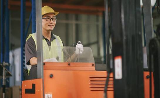 Elastyczność i wygoda kursów na wózki jezdniowe: stacjonarnie czy online?