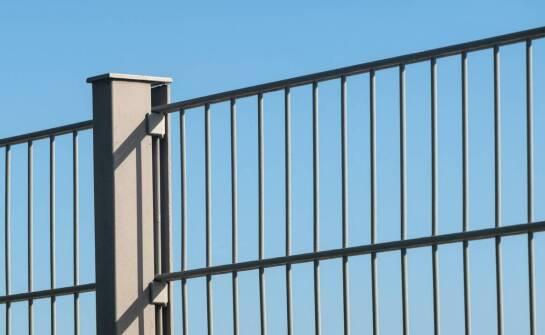 Wie werden Zaunpaneele aus Polen vor Korrosion geschützt?