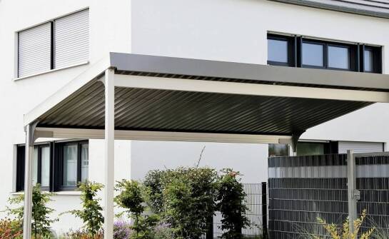 Metalowe wiaty garażowe jako inwestycja zwiększająca wartość nieruchomości