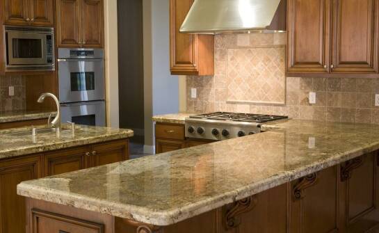 Pielęgnacja blatów kuchennych z kamienia: jak zachować ich piękno na dłużej?