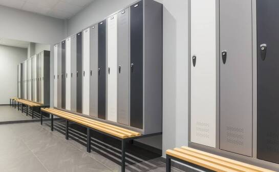Eigenschaften moderner Fitnessmöbel: Welche Lösungen bieten Umkleideschränke mit Sitzbank?