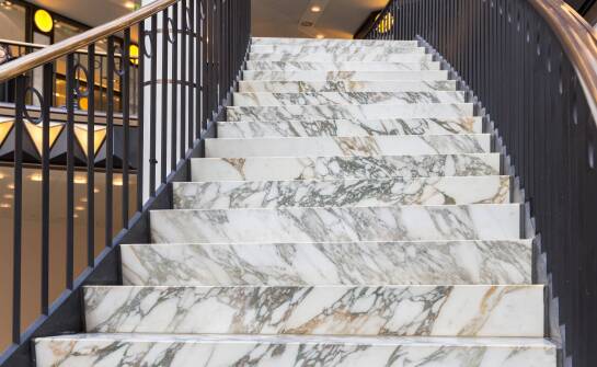 Zalety wyboru kwarcytu brazylijskiego na schody wewnętrzne i zewnętrzne
