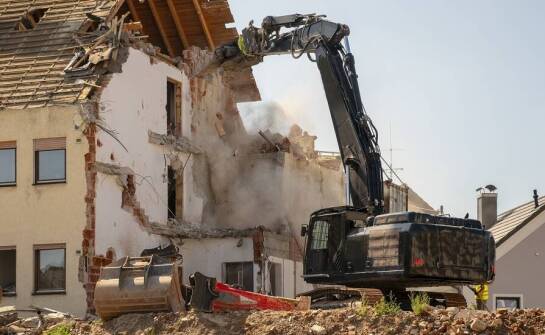 Wyburzenia a aspekty prawne: jakie są wymagania dotyczące zezwoleń i zgłoszeń?