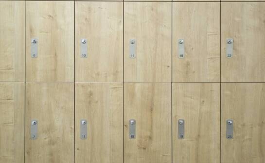 Umkleidekabinen in Sporteinrichtungen: Wie wählt man die idealen Möbel für intensive Nutzung?