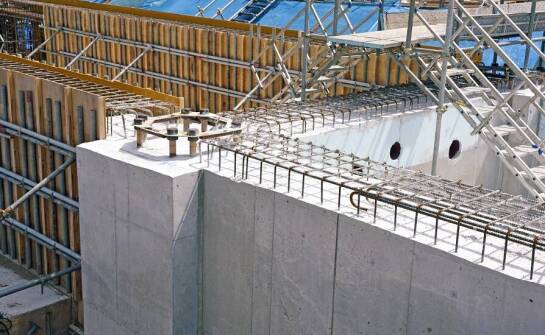 Jak wynajem płyt szalunkowych wpływa na koszty inwestycji?