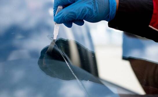 Dlaczego naprawa pękniętej szyby to klucz do zachowania wartości auta?