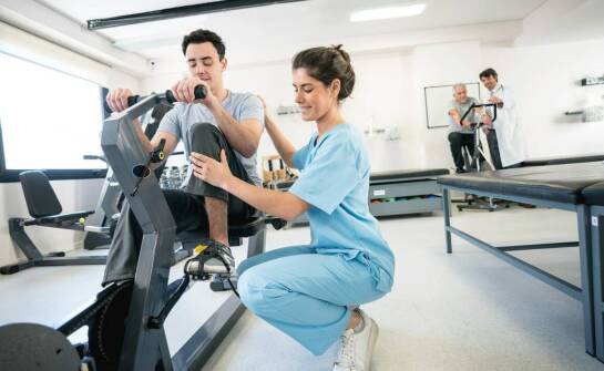 Współpraca ortopedy z fizjoterapeutą – klucz do skutecznej rehabilitacji