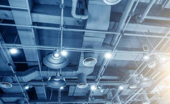 Jakie są kluczowe korzyści z zastosowania systemów wentylacji mechanicznej w przestrzeniach komercyjnych?