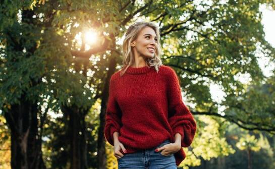 Jakie materiały sprawdzają się w odzieży damskiej na chłodniejsze dni?