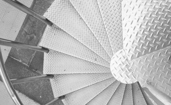 Metalowe stopnie schodowe: innowacyjne rozwiązania dla przemysłu