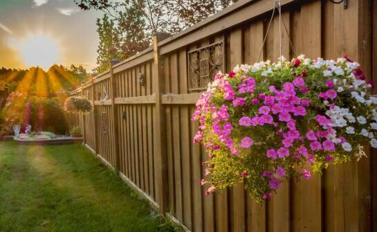 Jak wybór materiału wpływa na trwałość i estetykę ogrodzenia?