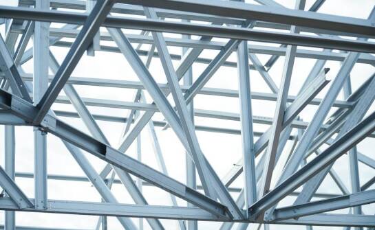 Jakie korzyści niesie ze sobą zastosowanie cynkowania w konstrukcjach reklamowych?