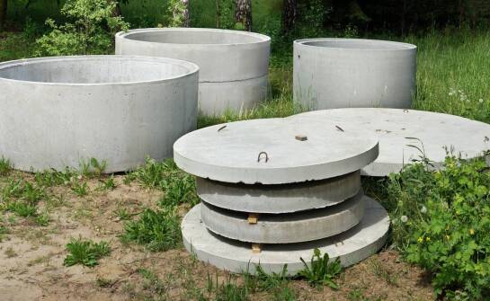 Jakie są kluczowe zalety montażu szamb betonowych w domach jednorodzinnych?