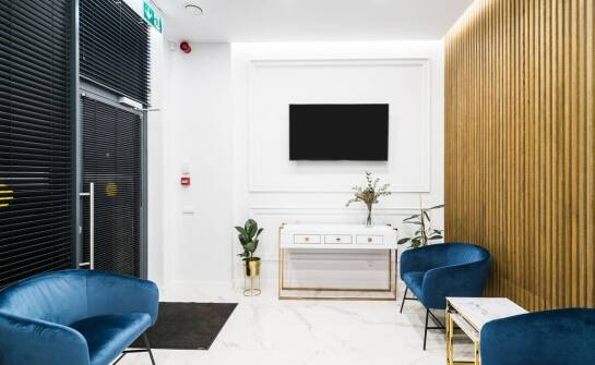 Zastosowanie liter z plexi w branży hotelarskiej i gastronomicznej