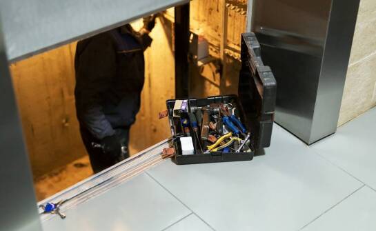 Rola firm serwisujących windy w Gdańsku w przedłużeniu żywotności urządzeń dźwigowych