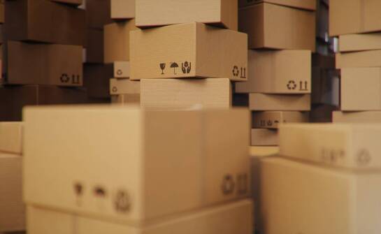 Opakowania fasonowe z nadrukiem w sektorze logistycznym – efektywność i ochrona produktów
