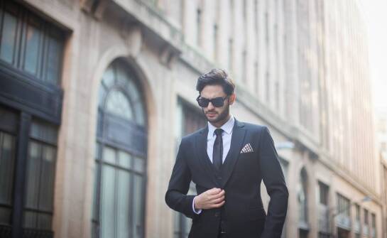 Jak modny garnitur wpływa na pewność siebie podczas ważnych wydarzeń?