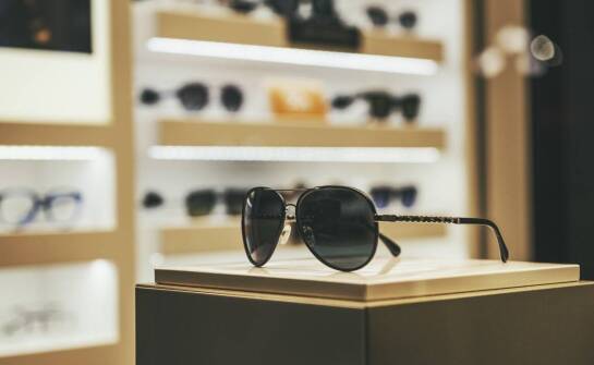 Jakie są najważniejsze czynniki wpływające na wybór odpowiednich okularów drewnianych damskich?