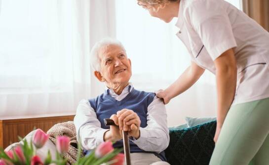 Jakie znaczenie mają programy rehabilitacyjne dla osób z chorobą Alzheimera?