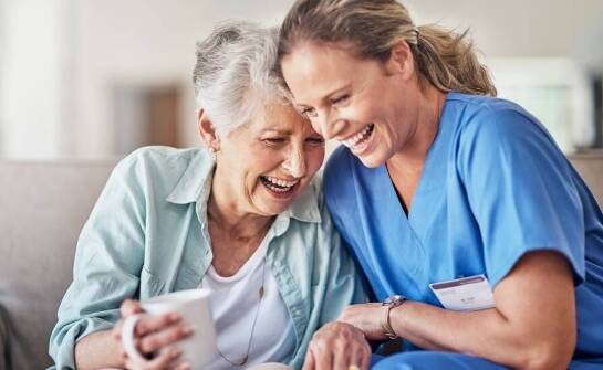 Jak indywidualne podejście w dziennej opiece poprawia komfort życia seniorów?