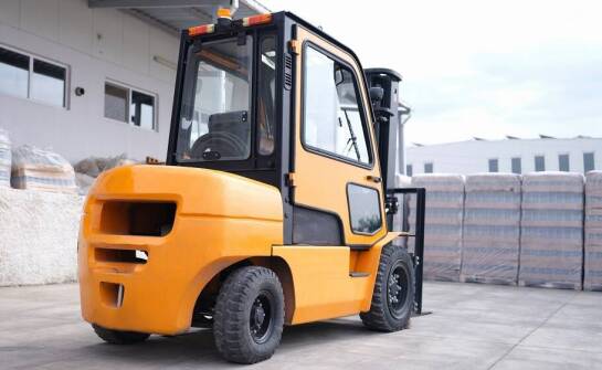 Dlaczego wynajem wózków z operatorem jest korzystny dla małych firm?