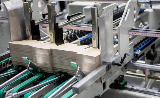 Różnice między nowymi a używanymi maszynami do składania kartonów