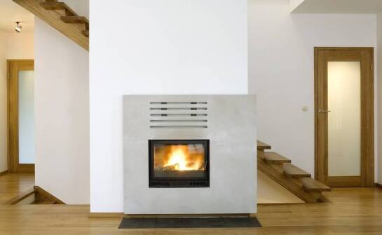 Jak wpływają kominki z płaszczem wodnym na komfort cieplny?