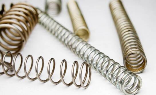 Cechy sprężyn tłocznikowych istotne dla inżynierów projektujących maszyny