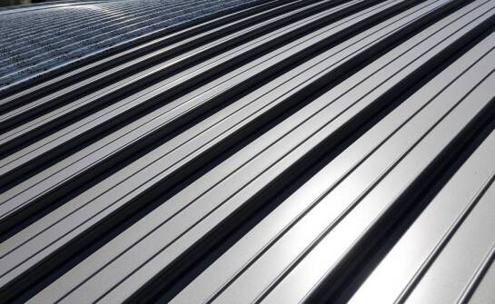 Jakie są zalety wykorzystania tytan-cynku w pokryciach dachowych?