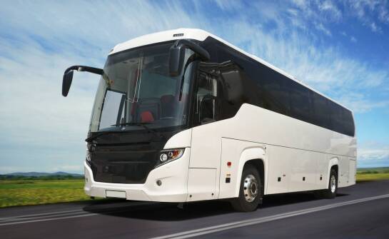 Multimedia i rozkładane fotele: komfort w naszych busach do Niemiec