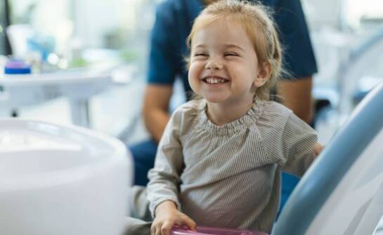 Jak stomatologia dziecięca różni się od leczenia dorosłych?