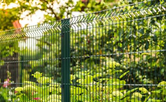 Przegląd dostępnych kolorów i wzorów ogrodzeń panelowych