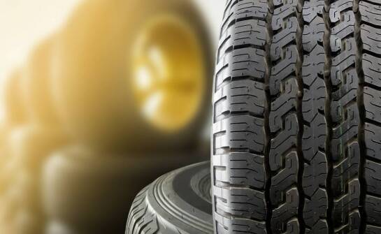 Jakie czynniki wpływają na wybór odpowiednich opon do samochodu?