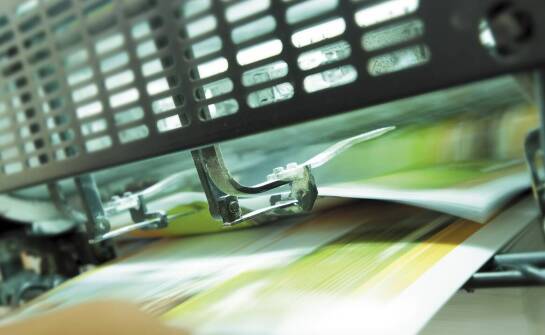 Druk na roli a druk na arkuszach – różnice i zastosowania w poligrafii