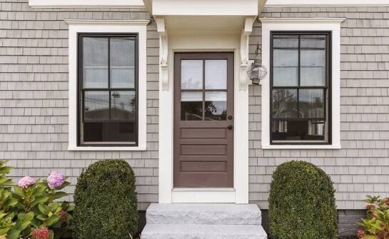 Jakie są zalety stosowania drzwi z przeszkleniami w domach jednorodzinnych?