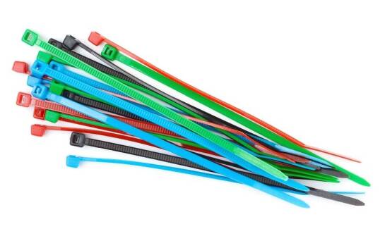 Wpływ jakości opasek zaciskowych plastikowych na niezawodność systemów