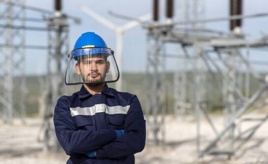Kask ochronny z przyłbicą: innowacyjne rozwiązania dla zwiększenia bezpieczeństwa pracowników