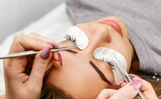 Przedłużanie rzęs w salonie – jakie efekty można uzyskać?