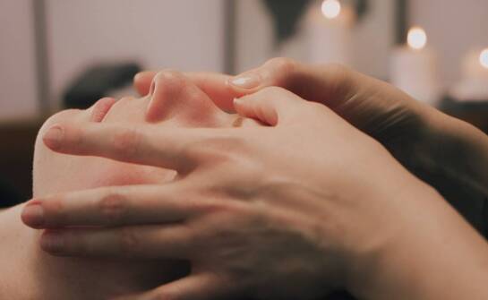 Rola masażera w procesie odmładzania twarzy bez użycia skalpela